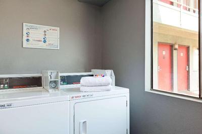 Americas Best Value Inn & Suites Bakersfield Centr