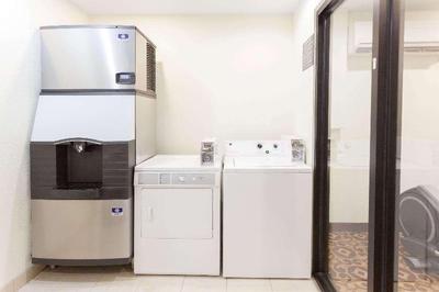 Super 8 by Wyndham Decatur/Dntn/Atlanta Area