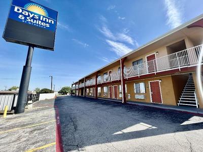 Days Inn & Suites by Wyndham Arlington Near Six Fl