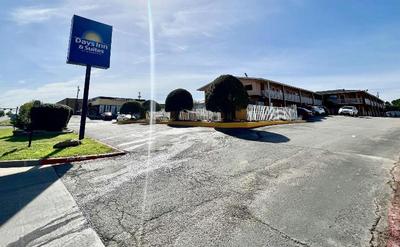 Days Inn & Suites by Wyndham Arlington Near Six Fl