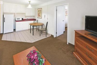 Days Inn & Suites by Wyndham Bartlesville