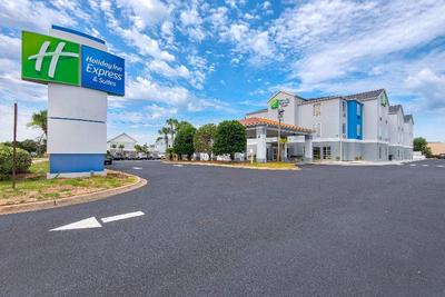 Holiday Inn Express and Suites Destin E Commons Ma