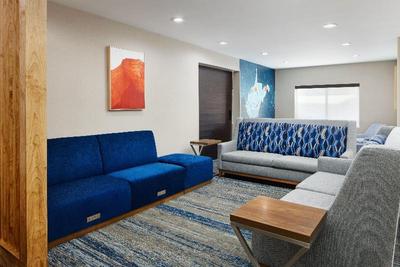 Holiday Inn Express and Suites Bridgeport