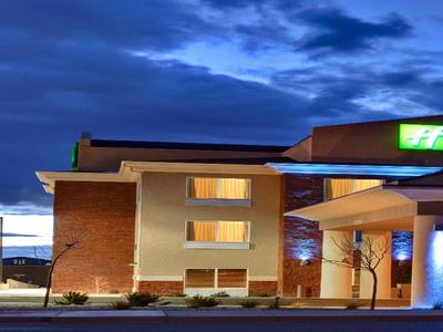 Holiday Inn Express and Suites Albuquerque Airport