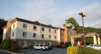 Holiday Inn Express and Suites Cherokee Casino