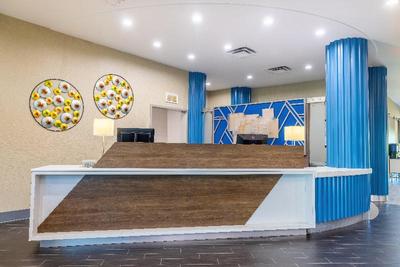 Holiday Inn Express and Suites Kansas City Airport