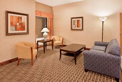 Holiday Inn Express and Suites Kansas City Liberty