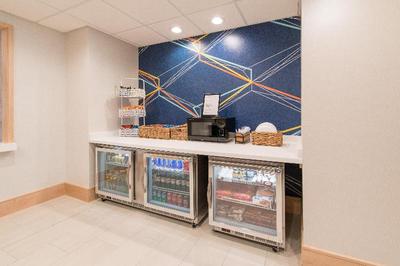 Holiday Inn Express and Suites Columbia I 26 at Ha
