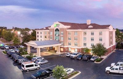 Holiday Inn Express and Suites Columbia I 26 at Ha