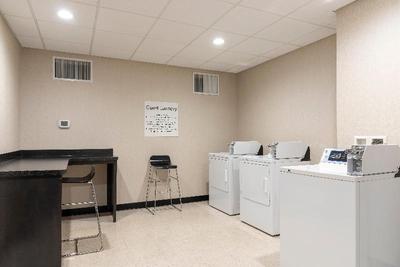 Holiday Inn Express and Suites Columbus Polaris Pa