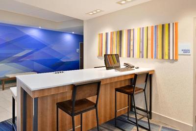 Holiday Inn Express and Suites Madison