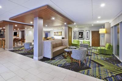 Holiday Inn Express & Suites Grand Rapids-Airport