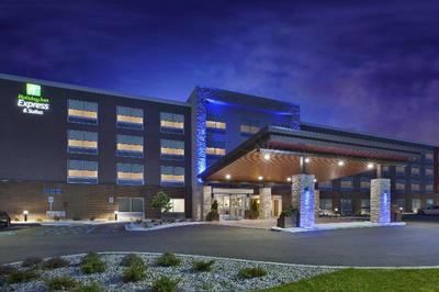 Holiday Inn Express & Suites Grand Rapids-Airport