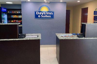 Days Inn & Suites Tampa/Raymond James Stadium