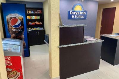 Days Inn & Suites Tampa/Raymond James Stadium
