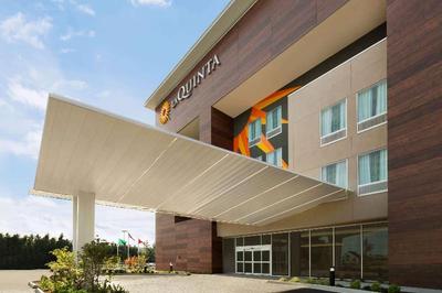 La Quinta Inn Suites By Wyndham Burlington