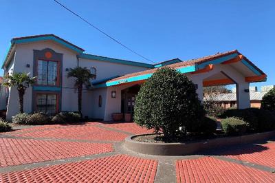 Howard Johnson by Wyndham Columbus Fort Moore