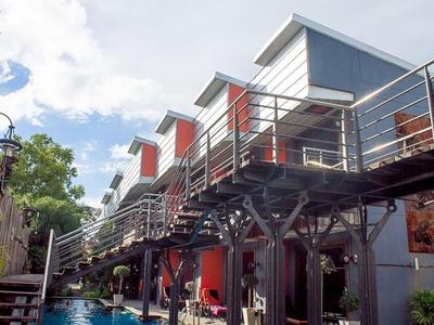Nicky S Handlebar Hotel