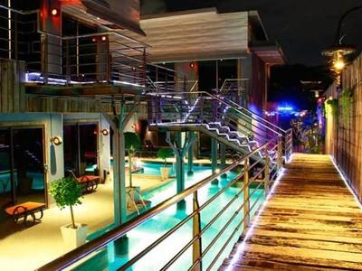 Nicky S Handlebar Hotel