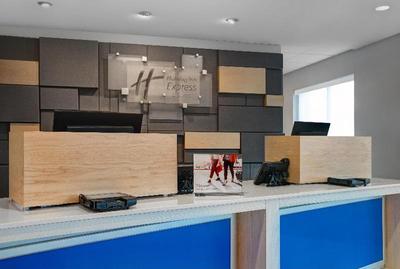 Holiday Inn Exp & Suites Milwaukee - Brookfield