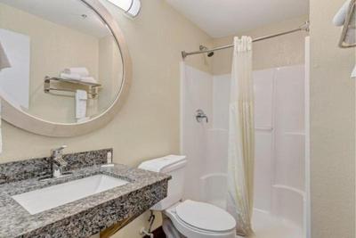 Travelodge by Wyndham Savannah Midtown