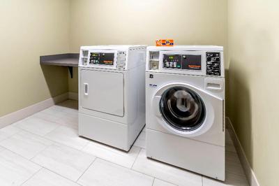 Holiday Inn Express & Suites Milwaukee West Allis