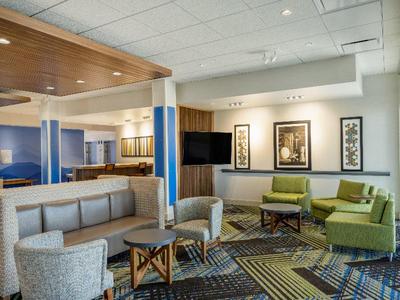 Holiday Inn Express & Suites Watertown