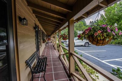 Mountainaire Inn and Log Cabins