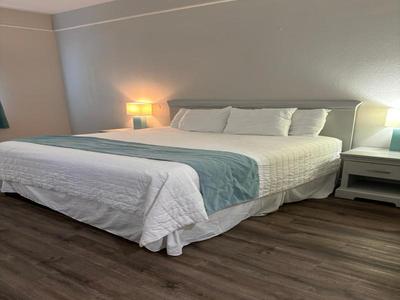 Deluxe 6 Inn Suites