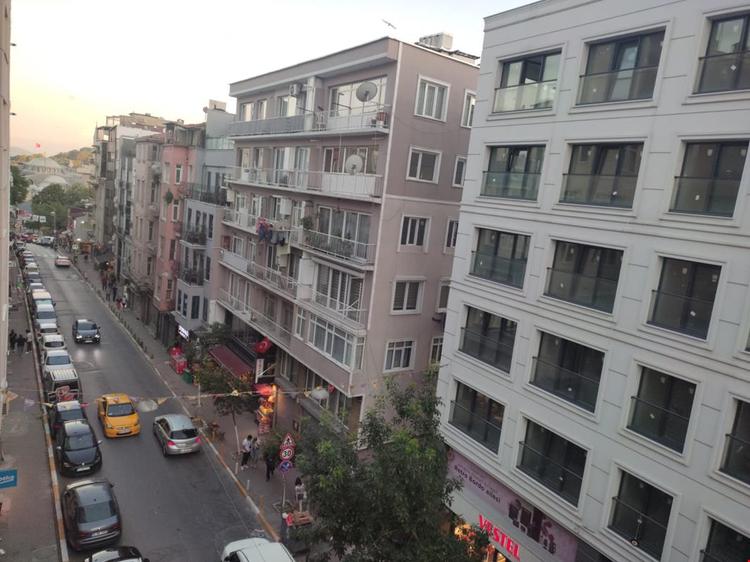 Colorful 1+1 Flat İn A Central Location İn Galata