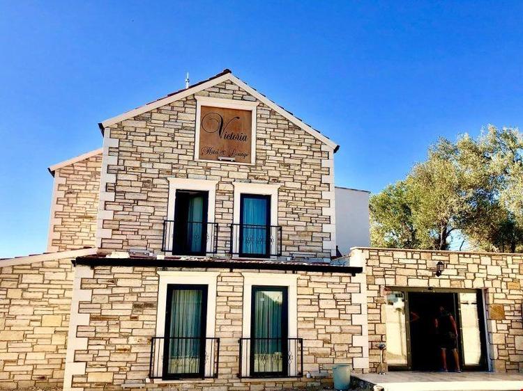 Victoria Hotel & Lounge