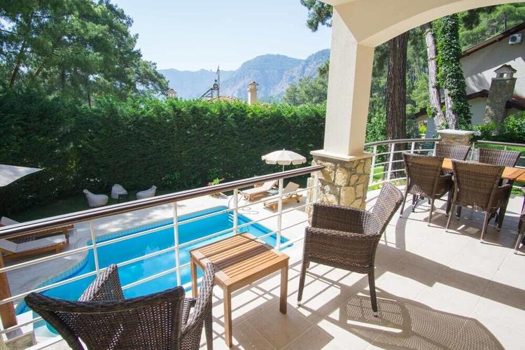 Larmos Villa
