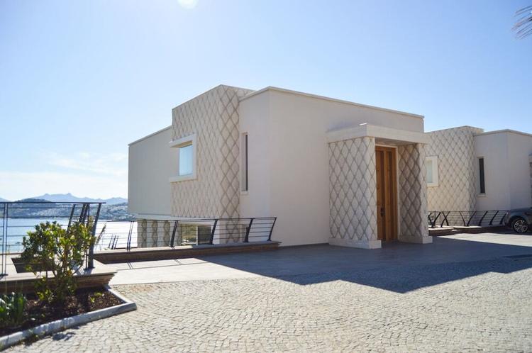 Important Group Villa Queen