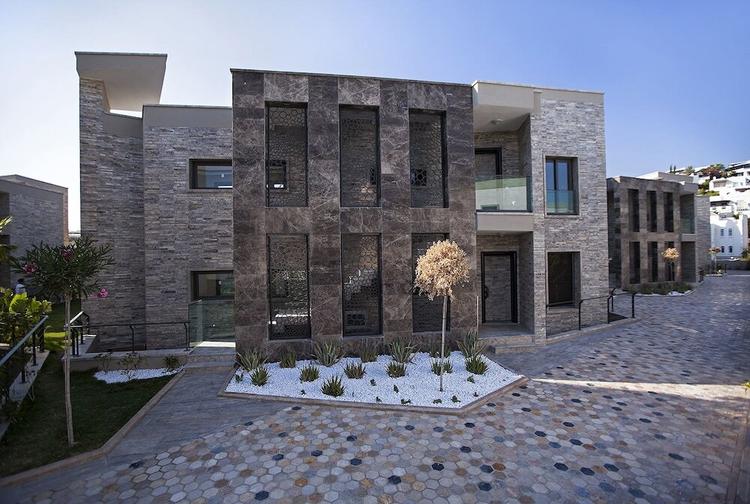 Important Group Villa Adam Residence