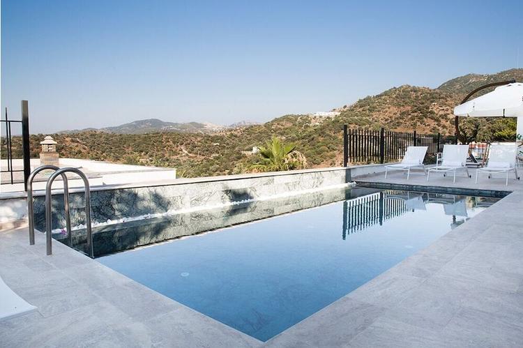 Important Group Villa Hills