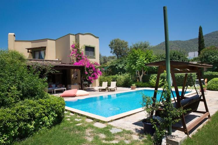 Important Group Villa Costa