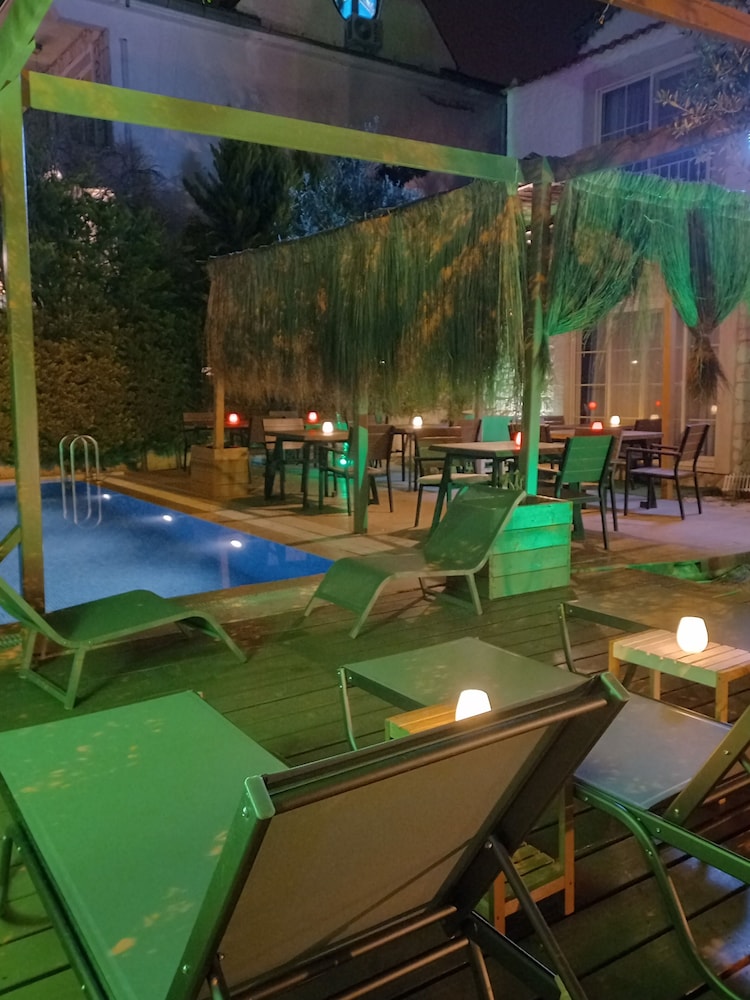 Rebetiko Hotel