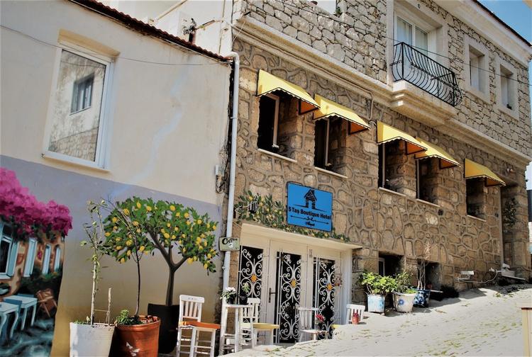 Monat Hotel