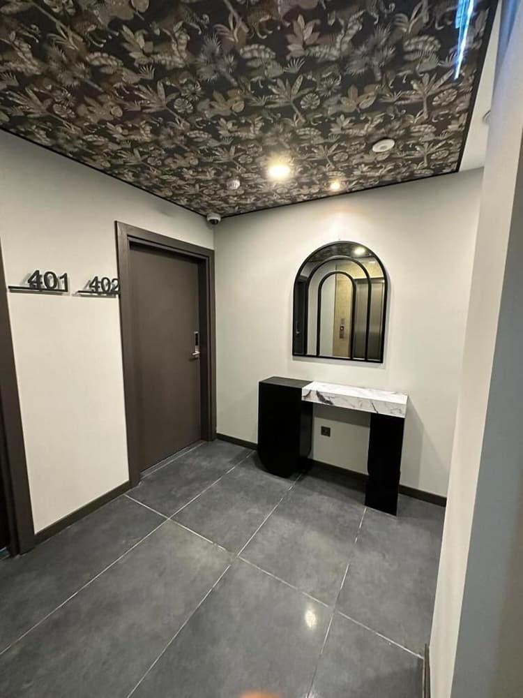 Second Suit Hotel