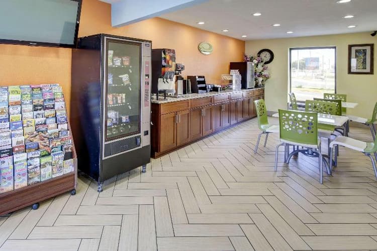 Econo Lodge at Military Circle