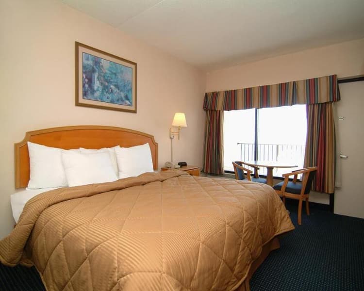 Econo Lodge Inn & Suites Beach Front Central