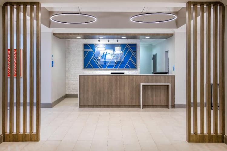 Holiday Inn Express & Suites Tampa-I-75