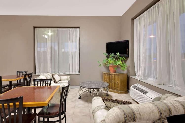Howard Johnson by Wyndham Cleveland