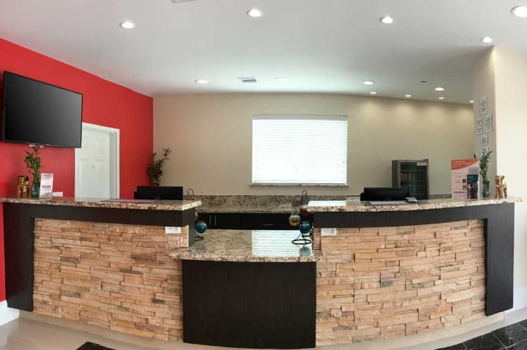 Econo Lodge Inn & Suites Willowbrook Mall