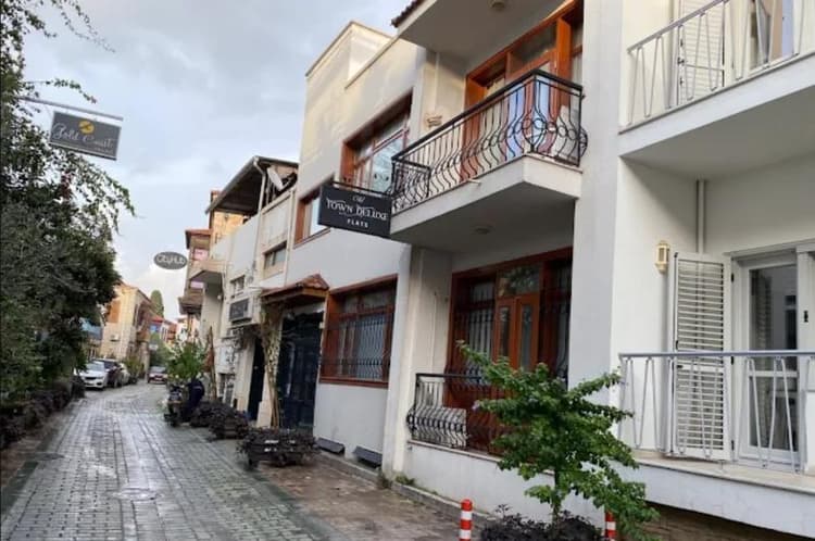 Old Town Deluxe Flats