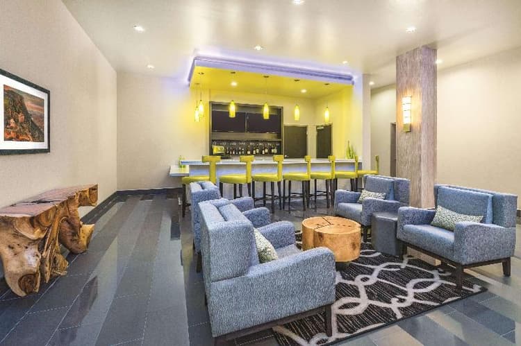 La Quinta Inn Suites By Wyndham Cleveland Tn