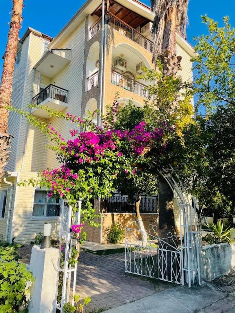 Felicity Hotel & Bungalows