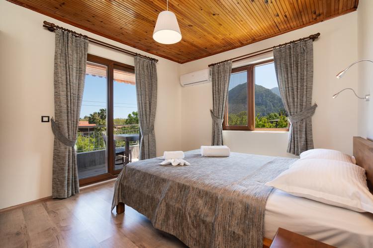 Ayris Hotel