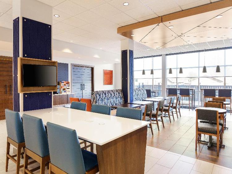 Holiday Inn Express & Suites Charlotte Airport Are