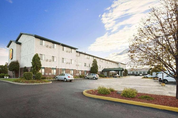 Super 8 by Wyndham Milwaukee Airport